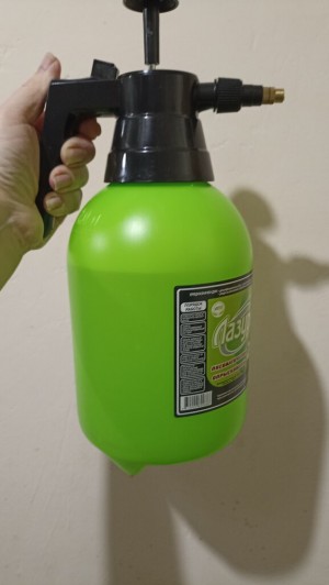 Опрыскиватель ручной 2л помповый механизм Лазурит/Богатый урожай арт.011474 18-15-3-2-3 (018020)