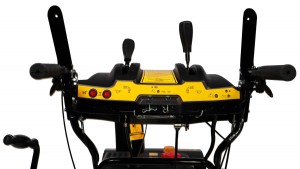 Снегоуборщик бензиновый CHAMPION STT761 (7л.с.,61см,скорости 6вперед/2 назад,эл.стартер,фара,обогр)