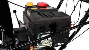 Снегоуборщик бензиновый CHAMPION STT761 (7л.с.,61см,скорости 6вперед/2 назад,эл.стартер,фара,обогр)