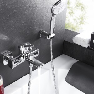 Смеситель для ванны короткий излив, дивертор с кер.пласт., хром EVITTA LEMARK LM0514C