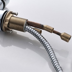 Смеситель для кухни с выдвижной лейкой LEDEME L6155